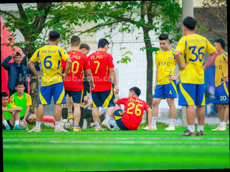 俯拍的素色纸卡与直角边框局部，无人物无品牌标识